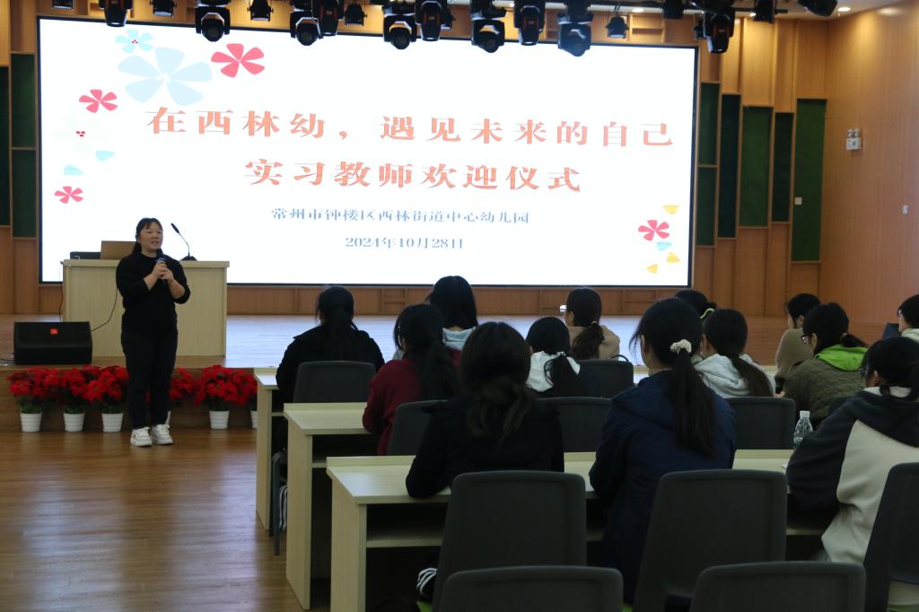 会议室里的人们描述已自动生成